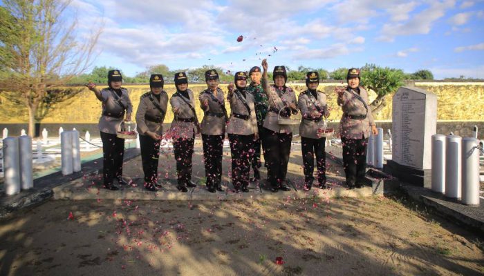 Peringati Hari Jadi ke-77, Polwan Polres Madiun Gelar Ziarah Rombongan di Taman Makam Pahlawan