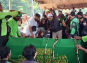 Pengemudi Ojol Tertabrak Brimob Saat Demo, Ribuan Iringi Pemakaman Affan