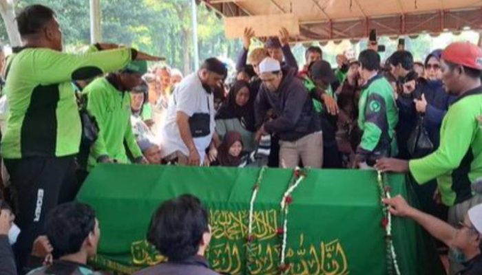 Pengemudi Ojol Tertabrak Brimob Saat Demo, Ribuan Iringi Pemakaman Affan