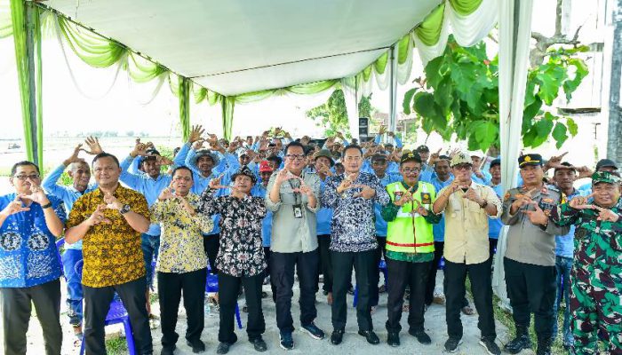 Lamongan Siap Jadi Lumbung Pangan Nasional, Bupati Yuhronur Mulai Tanam Padi Musim Ketiga