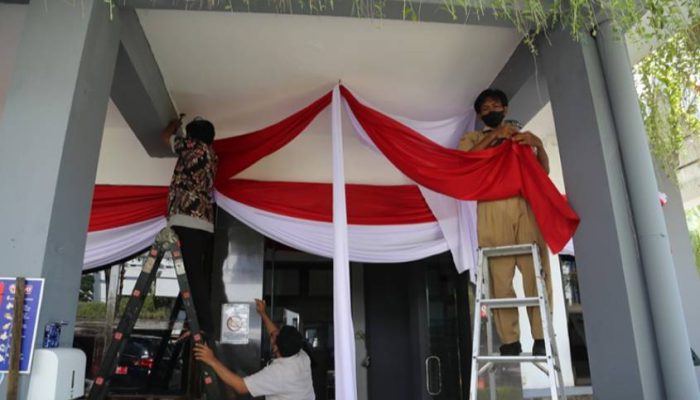 Sambut HUT ke-80 RI, ASN Surabaya Galakkan Pembagian Ribuan Bendera Merah Putih