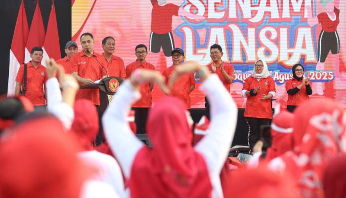Lansia Surabaya Antusias Meriahkan Senam Sehat di Balai Kota
