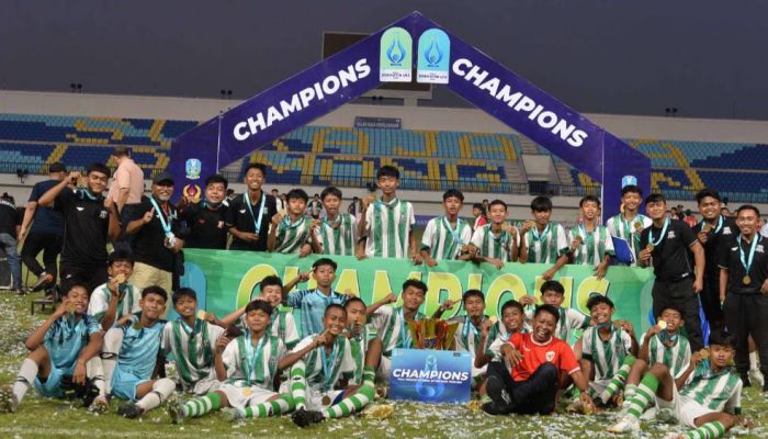 Deltras FC U-15 Kembali Angkat Trofi Soeratin Jawa Timur
