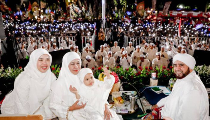 Ribuan Umat Padati Grahadi, Dzikir dan Sholawat Syukuri 80 Tahun Indonesia Merdeka