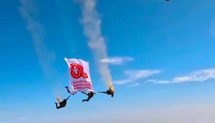 Aksi Heroik Kopassus Meriahkan HUT ke-80 RI, Kibarkan Spanduk di Langit Monas