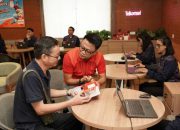 Telkomsel Serahkan Mobil Undi-Undi Hepi ke Pelanggan Surabaya di Hari Pelanggan
