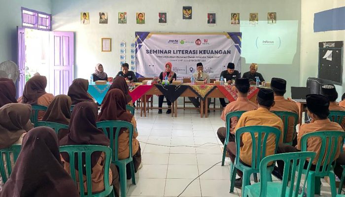 Tingkatkan Literasi Keuangan, JMSI dan BPRS Bhakti Sumekar Beri Buku Tabungan Gratis untuk Pelajar