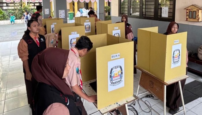 Inovasi Pemilu di SMPN 50 Surabaya: Demokrasi Modern Tanpa Kertas