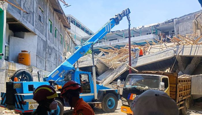 SAR Gabungan Kerahkan Alat Berat Evakuasi Reruntuhan Ponpes Al-Khoziny Sidoarjo