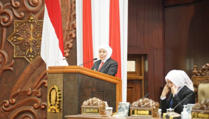 Khofifah Pimpin Doa Bersama untuk Korban Ambruknya Musala Ponpes Al-Khoziny di Paripurna DPRD Jatim