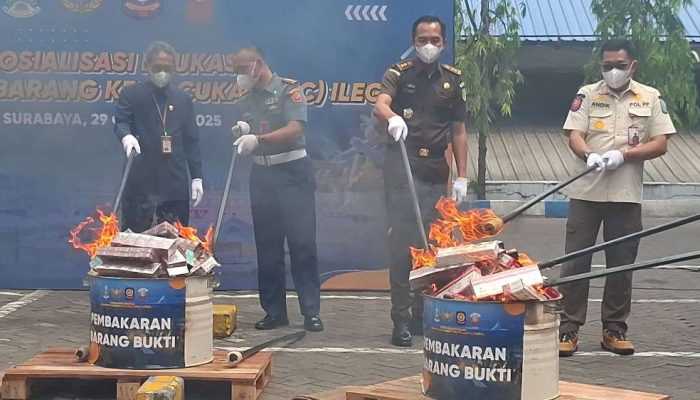 Bea Cukai dan Satpol PP Jatim Musnahkan 17,1 Juta Batang Rokok Ilegal