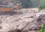 Banjir Bandang Rendam Pemandian Air Panas Guci