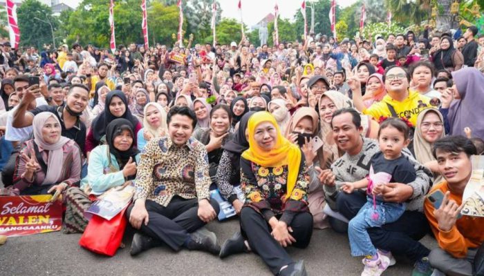 Antusias Warga Jatim Sambut Kedatangan Juara D’Academy 7 di Grahadi