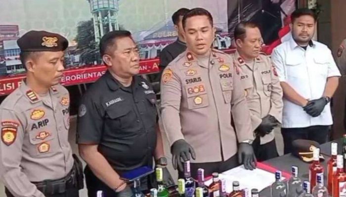 Gudang Miras Ilegal di Jogoroto Digerebek, Polres Jombang Amankan 680 Botol