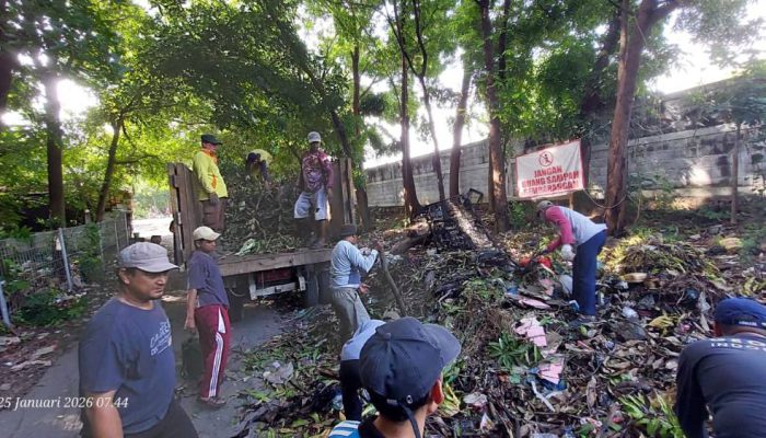 Aksi Bersih Sampah, Warga GKA Tata Kembali TPS Perumahan