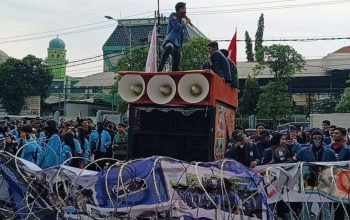 Ratusan Mahasiswa Turun ke Jalan, Minta DPRD Jatim Satu Suara ke Pusat