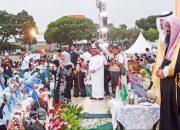 Ribuan Warga Jatim Terima Kurma Buka Puasa Hadiah Raja Salman di Masjid Al-Akbar Surabaya