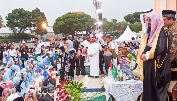 Ribuan Warga Jatim Terima Kurma Buka Puasa Hadiah Raja Salman di Masjid Al-Akbar Surabaya