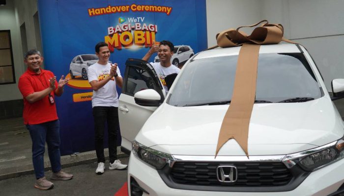 Kolaborasi Telkomsel dan WeTV, Dua Pelanggan di Jatim Dapat Hadiah Mobil