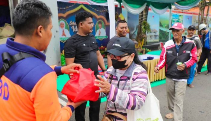 Grahadi Membiru: Ribuan Warga Surabaya Serbu Paket Sembako di Open House Gubernur Khofifah