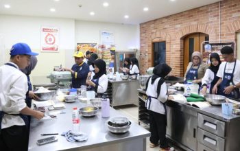 Sukses Produksi 3.124 Toples Kue Kering, SMKN 3 Sukabumi dan Bogasari Cetak Rekor Baru di Ramadan 1447 H