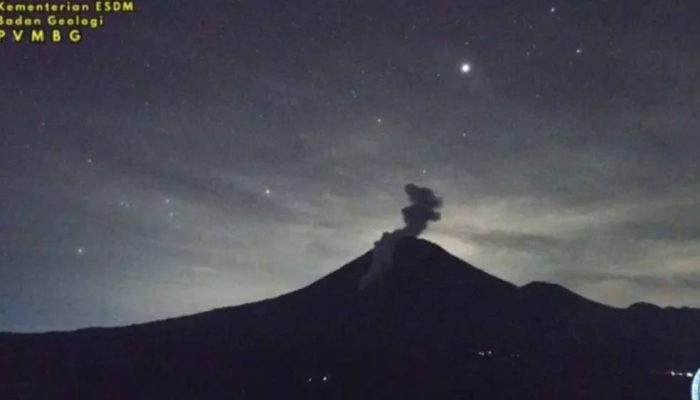 Semeru Kembali Erupsi, Guguran Awan Panas Terpantau 2,5 Km