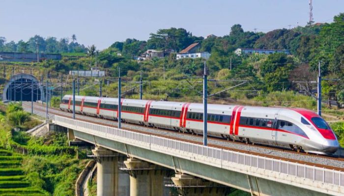 Whoosh Resmikan Kerja Sama dengan KAI Services untuk Layanan Dining Car