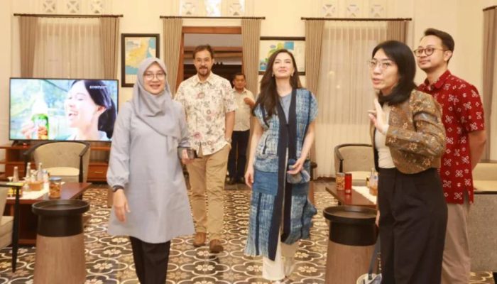 Pertama Kali ke Banyuwangi, Raline Shah Terpukau Pesona Desa Adat Kemiren dan Bersiap Daki Kawah Ijen
