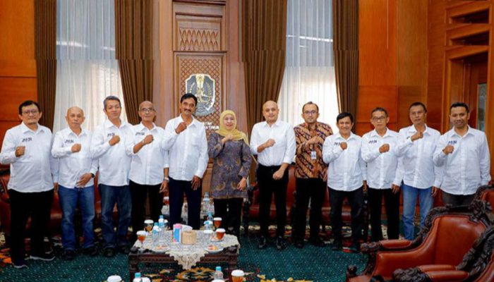 Gubernur Jatim Terima JMSI Jatim Award 2026 Kategori Keterbukaan Media Berkualitas