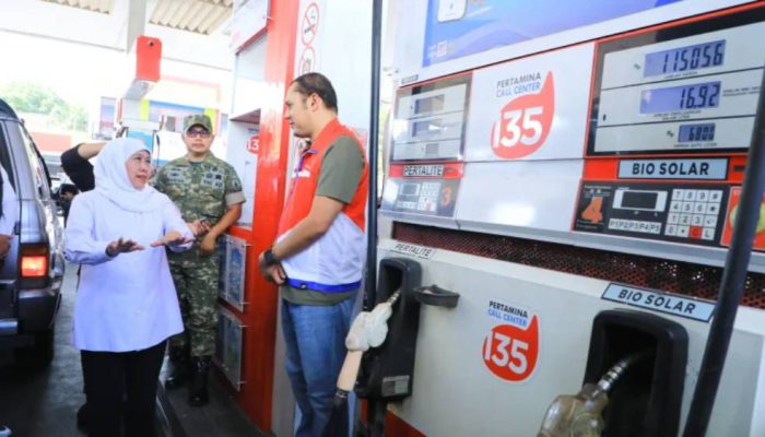 Pemprov Jatim Pastikan Tambahan Pasokan Biosolar, Khofifah Tinjau Langsung SPBU Karanglo