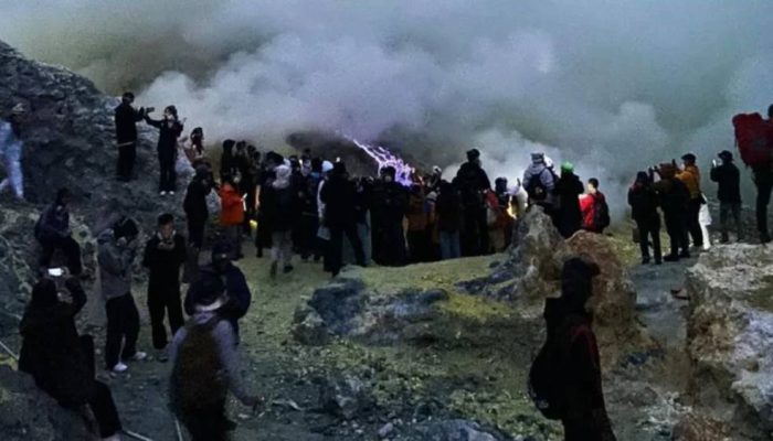Tingkatkan Keselamatan Wisatawan, BKSDA Pasang ‘Panic Button’ di Bibir Kawah Ijen