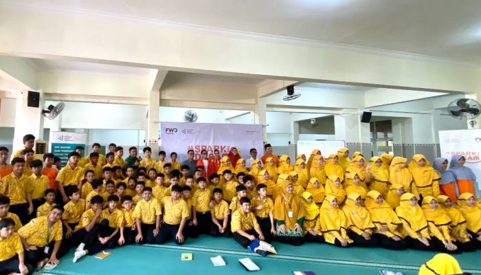 JA SparkTheDream Dorong Literasi Keuangan Generasi Muda, FWD Insurance Gandeng SMP Nation Star Surabaya