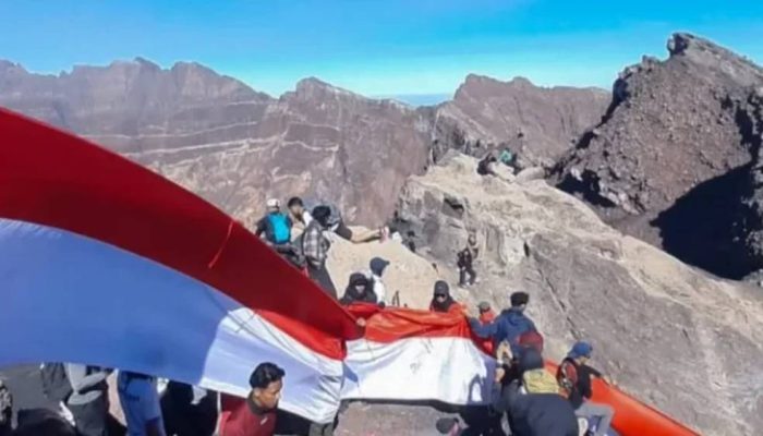 Peringati HUT ke-81 RI, Ratusan Pendaki Bentangkan Merah Putih 81 Meter di Puncak Gunung Raung
