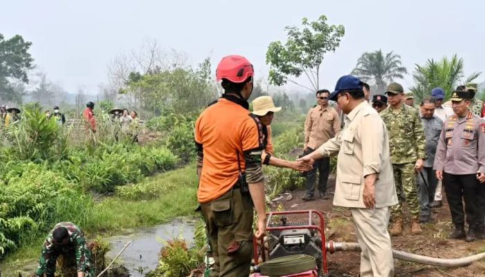 Presiden Prabowo Pantau Pemadaman Karhutla di Kubu Raya, Penegakan Hukum Diperkuat