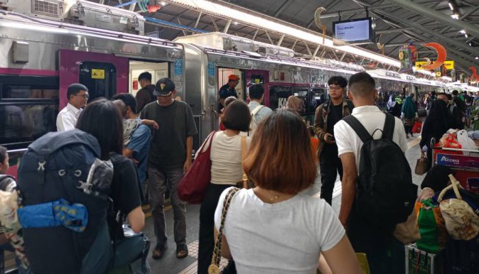 Libur Maulid Nabi, Stasiun Pasarturi dan Gubeng Dipadati Puluhan Ribu Pelanggan