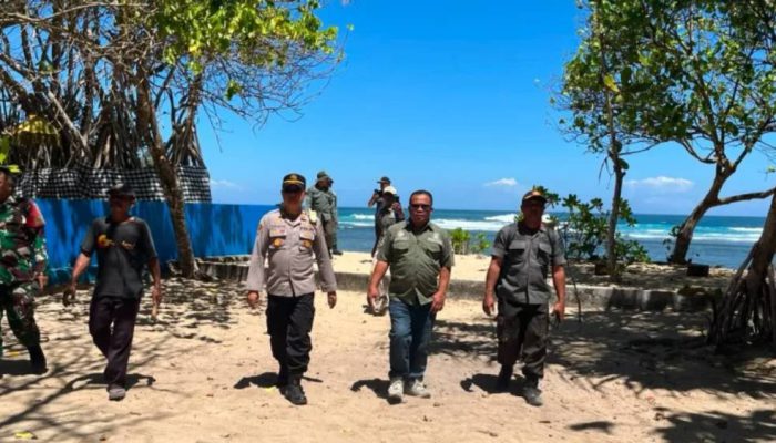 Libur Akhir Pekan, 1.500 Lebih Wisatawan Padati Pantai Balekambang, Polisi Perketat Patroli dan Larang Berenang