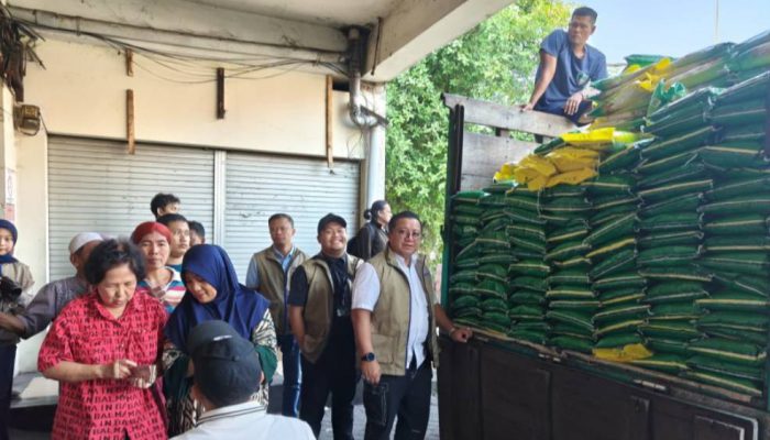 Stabilkan Harga Pangan, Bulog Surabaya Salurkan Beras SPHP dan 1 Juta Liter Minyak Goreng
