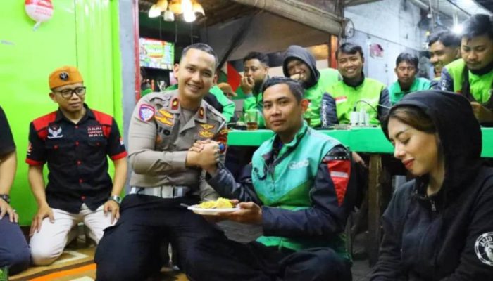 Peringati HUT Lalu Lintas Bhayangkara ke-71, Satlantas Malang Kota Makan Tumpeng Bersama Ojol