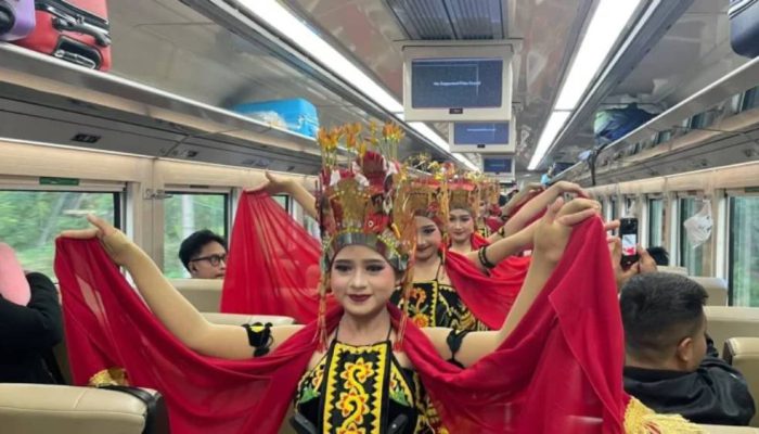 Gandrung On Train Hadir di KA Sangkuriang, Penumpang Disuguhi Budaya Banyuwangi