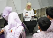 Guru Kimia SMAN 4 Surabaya Juara Terpujilah GURU Telkomsel, Raih Apresiasi Umrah