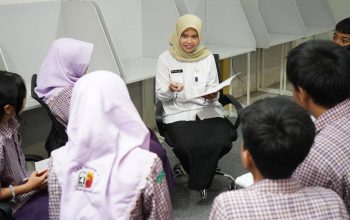Guru Kimia SMAN 4 Surabaya Juara Terpujilah GURU Telkomsel, Raih Apresiasi Umrah