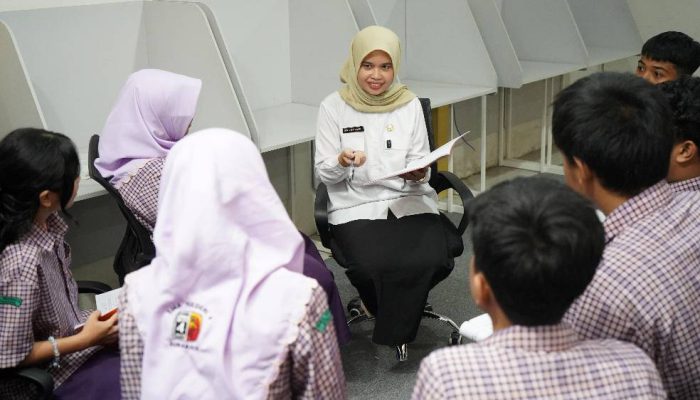 Guru Kimia SMAN 4 Surabaya Juara Terpujilah GURU Telkomsel, Raih Apresiasi Umrah