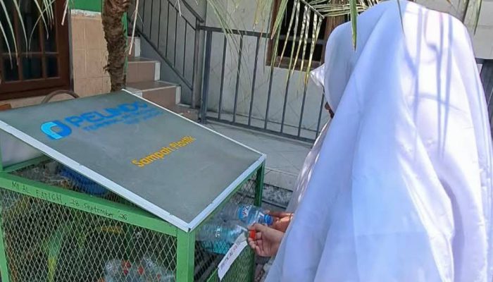 Tanamkan Peduli Lingkungan Sejak Dini, TTL Salurkan Sarana Pemilahan Botol Plastik ke Sekolah
