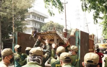 Satpol PP Sidoarjo Tegas Tertibkan Bangunan Liar di Frontage Road Waru