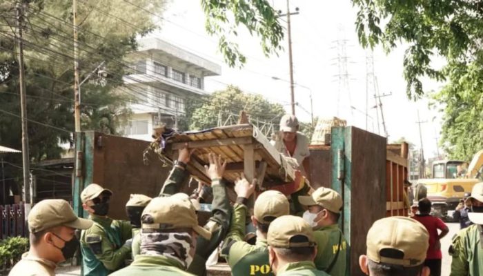 Satpol PP Sidoarjo Tegas Tertibkan Bangunan Liar di Frontage Road Waru