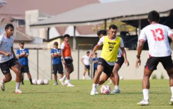 De Red FC Hadapi Persis Solo, Aji Santoso Minta Pemain Tampil Maksimal