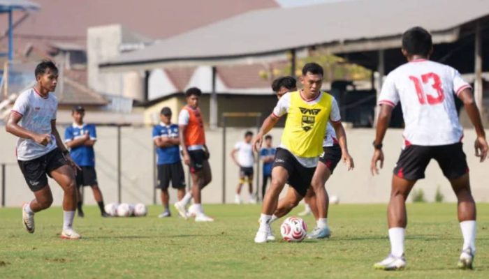 De Red FC Hadapi Persis Solo, Aji Santoso Minta Pemain Tampil Maksimal