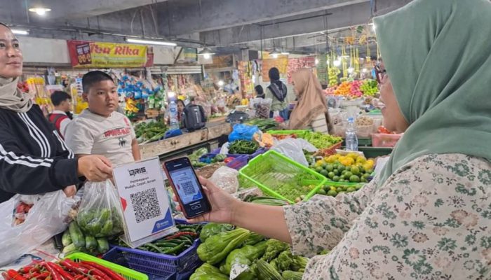1. BRI Dukung Digitalisasi Pasar Tradisional, Pedagang Keputran Didorong Gunakan QRIS